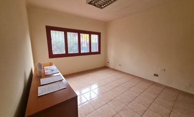 AMPLIA PROPIEDAD COMERCIAL EN BARRIO ITALIA