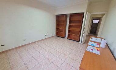 AMPLIA PROPIEDAD COMERCIAL EN BARRIO ITALIA