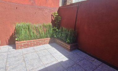PH en excelente estado, tres ambientes, patio con lavadero- En Alquiler