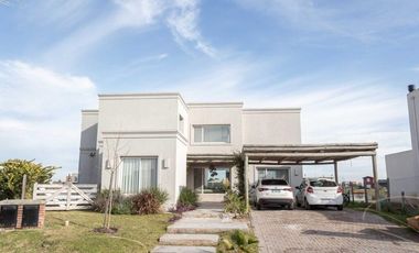 Alquiler Casa en San Sebastian Area 7 Cod.140 a la Laguna Uso Interno