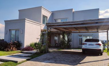 Alquiler Casa en San Sebastian Area 7 Cod.140 a la Laguna Uso Interno
