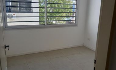 Departamento en cercania al Hospital Thompson, muy bueno con acceso a varias lineas de colectivos