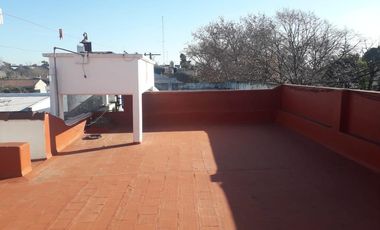 Excelente PH 3 ambientes con gran terraza propia.- Martinez