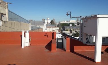 Excelente PH 3 ambientes con gran terraza propia.- Martinez