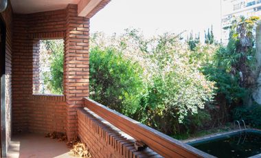 Hermoso chalet de 7 ambientes en venta, en Olivos.
