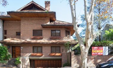 Hermoso chalet de 7 ambientes en venta, en Olivos.