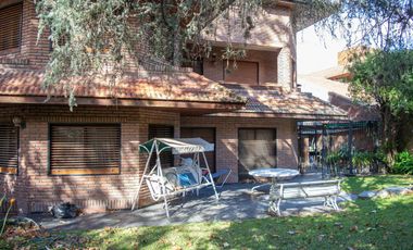 Hermoso chalet de 7 ambientes en venta, en Olivos.