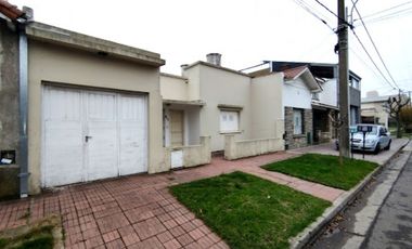 CASA EN 5 AMBIENTES CON COCHERA . P RAMOS OESTE