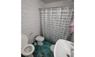 CASA EN 5 AMBIENTES CON COCHERA . P RAMOS OESTE