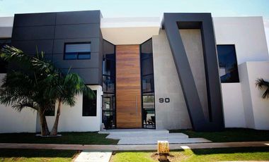 Residencia Amueblada en Yucatán Country Club, con 22 paneles solares