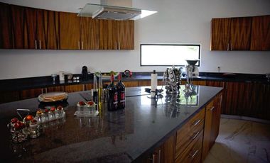 Residencia Amueblada en Yucatán Country Club, con 22 paneles solares
