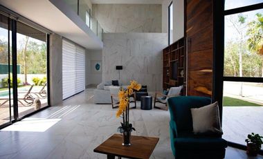 Residencia Amueblada en Yucatán Country Club, con 22 paneles solares