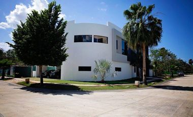 Residencia Amueblada en Yucatán Country Club, con 22 paneles solares