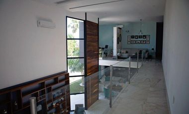 Residencia Amueblada en Yucatán Country Club, con 22 paneles solares