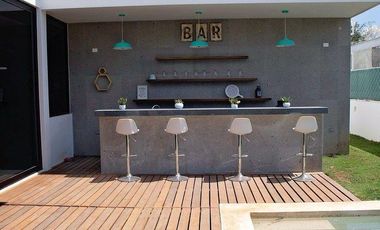 Residencia Amueblada en Yucatán Country Club, con 22 paneles solares
