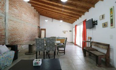 Lote con quincho, parrilla y pileta.