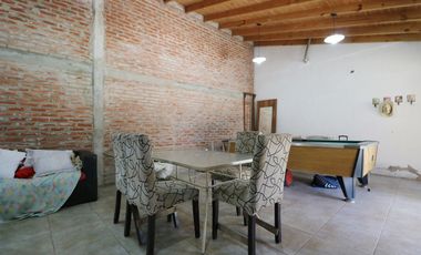 Lote con quincho, parrilla y pileta.