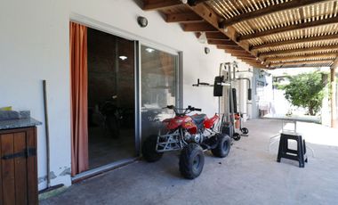 Lote con quincho, parrilla y pileta.