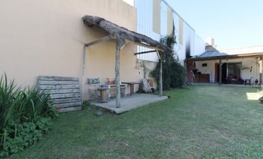 Lote con quincho, parrilla y pileta.