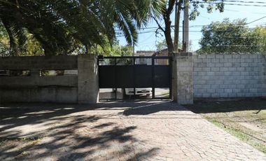 Lote con quincho, parrilla y pileta.