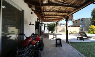 Lote con quincho, parrilla y pileta.