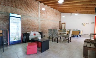 Lote con quincho, parrilla y pileta.