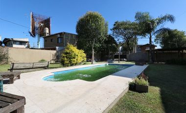 Lote con quincho, parrilla y pileta.