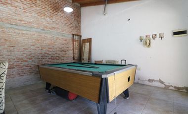 Lote con quincho, parrilla y pileta.