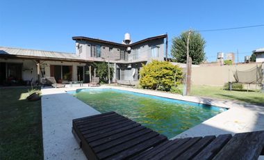 Lote con quincho, parrilla y pileta.