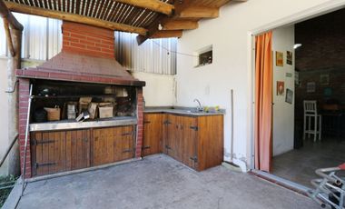 Lote con quincho, parrilla y pileta.