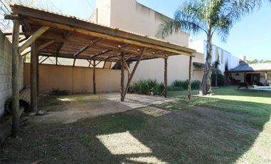 Lote con quincho, parrilla y pileta.