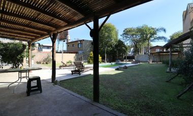 Lote con quincho, parrilla y pileta.