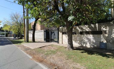 Lote con quincho, parrilla y pileta.