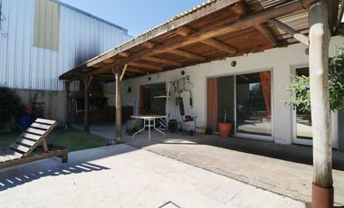 Lote con quincho, parrilla y pileta.