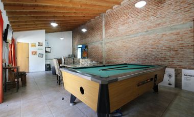 Lote con quincho, parrilla y pileta.