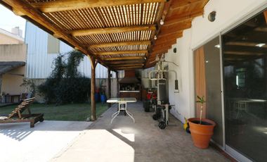 Lote con quincho, parrilla y pileta.