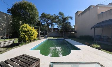 Lote con quincho, parrilla y pileta.