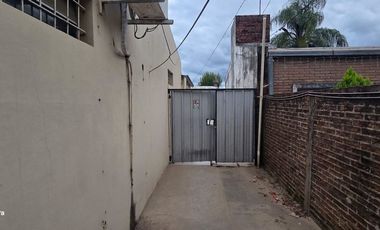 Se vende complejo 3 departamentos P/B y 2 locales