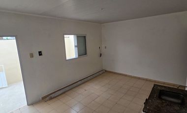 Se vende complejo 3 departamentos P/B y 2 locales
