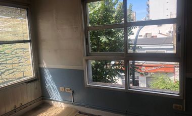 Consultorio-oficina en alquiler a mts Est. Lanús E