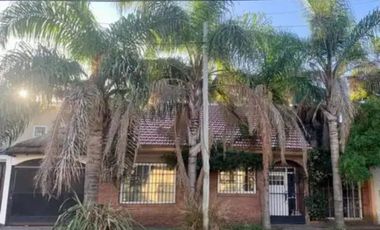 VENTA CASA 5 AMB PILETA COCHERA JARDIN BERAZATEGUI