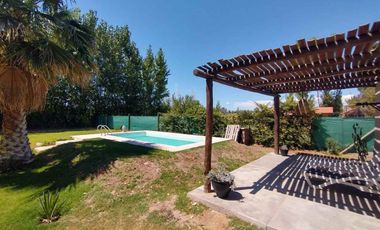 VENTA DE CASA CON  PILETA RODEO DEL MEDIO MAIPU