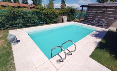VENTA DE CASA CON  PILETA RODEO DEL MEDIO MAIPU