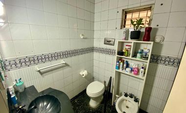CASA EN VENTA 5 AMB. A MTRS. DE AVENIDA 25 DE MAYO