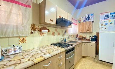 CASA EN VENTA 5 AMB. A MTRS. DE AVENIDA 25 DE MAYO