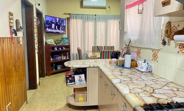 CASA EN VENTA 5 AMB. A MTRS. DE AVENIDA 25 DE MAYO