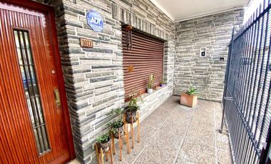 CASA EN VENTA 5 AMB. A MTRS. DE AVENIDA 25 DE MAYO