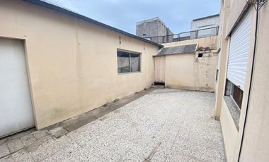 CASA EN VENTA 5 AMB. A MTRS. DE AVENIDA 25 DE MAYO