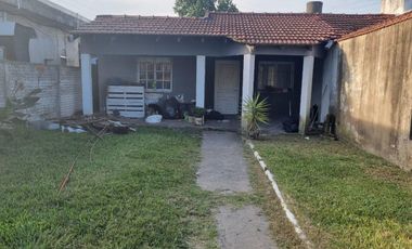 VENTA CASA 4 AMB -PATIO-JARDIN-GARAGE-MALVINAS ARG