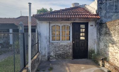 VENTA CASA 4 AMB -PATIO-JARDIN-GARAGE-MALVINAS ARG